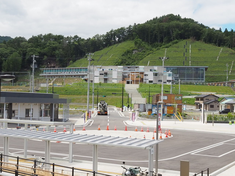 鵜住居小学校は、現在では駅の反対側のさらに高台に移転している
