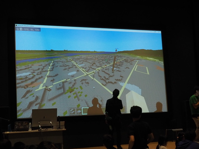 用意された釜石の地形の上にスタジアム建設が行われる