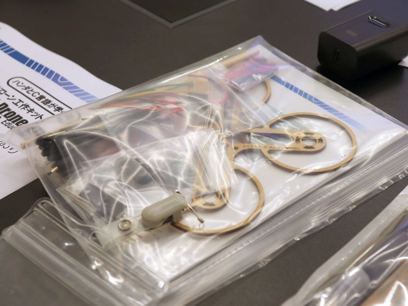 今回使われたドローン工作キットは、ハンダ付け初心者でも完成できるように重要なパーツはあらかじめ取り付けされている