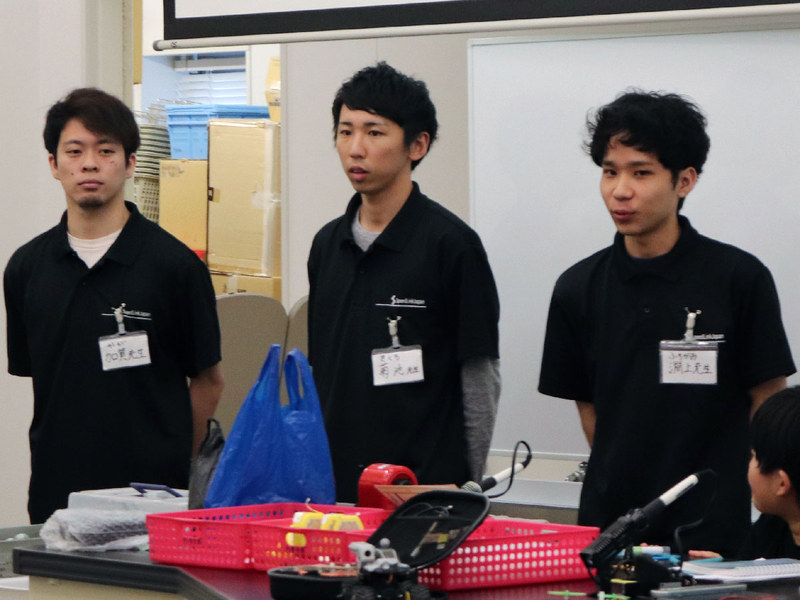 アントレキッズカレッジで子どもたちにプログラミングを教える講師をしているという、ワークショップをサポートする3名のスタッフ