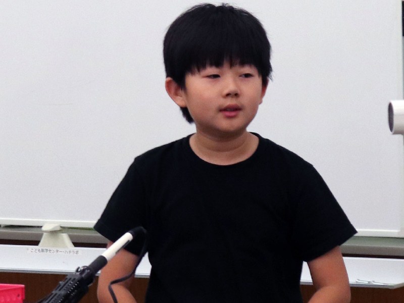 今回のドローン作成も経験済みという、参加する子どもたちと同世代の村上氏の息子さんもアシスタントとしてフォローする