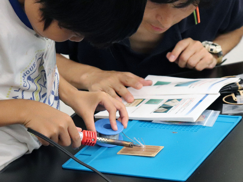 ハンダ付けの経験がない子どもたちばかりなので、はじめはおそるおそるという感じでハンダごてを手にしていた