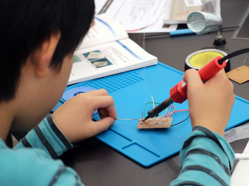 ドローンのパーツをハンダ付けするが、イモハンダ（ハンダ付け不良）になってしまうことも