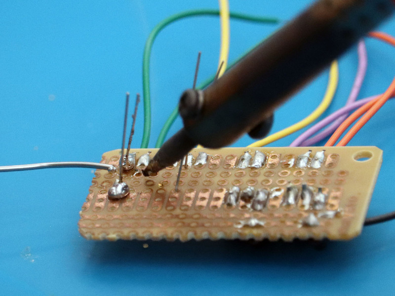 ドローンのパーツをハンダ付けするが、イモハンダ（ハンダ付け不良）になってしまうことも