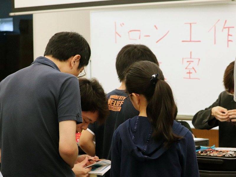 ハーツのハンダ付けが終わるごとに村上氏にチェックしてもらう子どもたち
