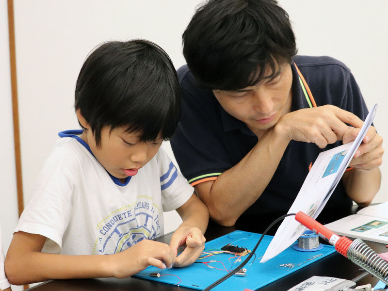 親子で作業内容を確認しながら、ドローンのモーター、マイコンボードを接続していくとドローンが完成する