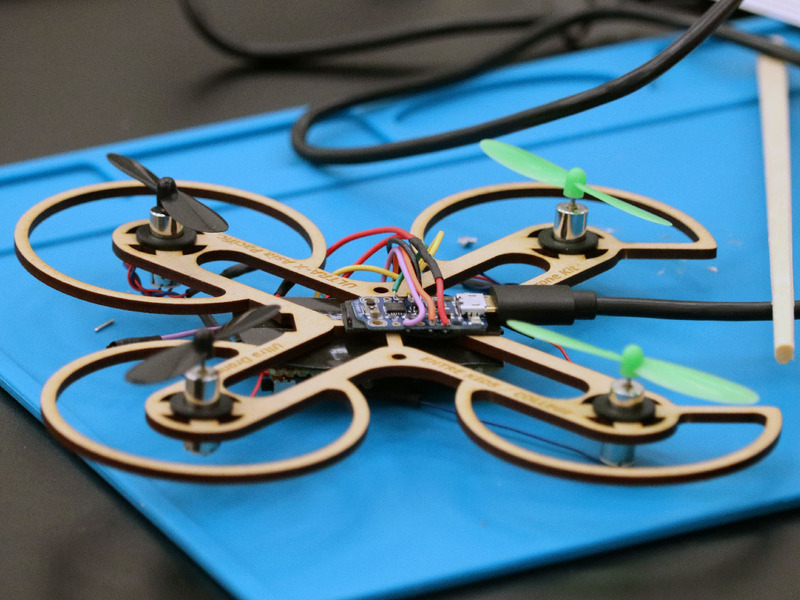 親子で作業内容を確認しながら、ドローンのモーター、マイコンボードを接続していくとドローンが完成する