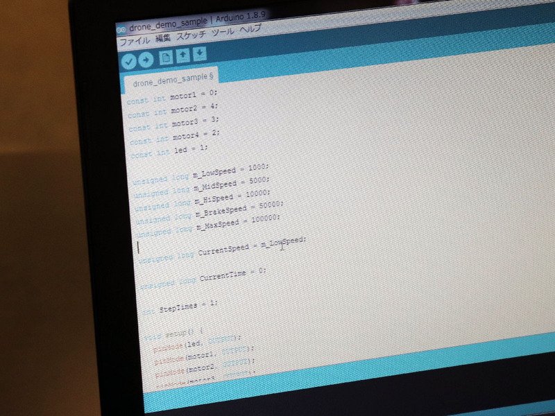 ドローンを制御するプログラムはC言語で書かれており、Arduino IDEで編集したプログラムを、USB経由でドローンに転送する