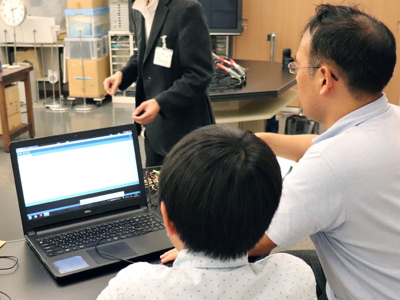 プログラムを改造して、変数の値を変えてモーターの回転数が変わることを調べていた