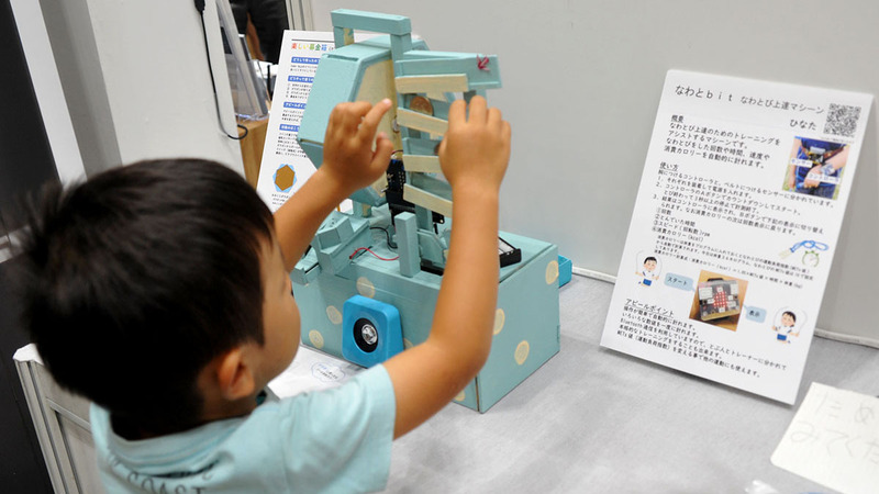 ファイナリストたちの作品が並んだ展示ブースの様子