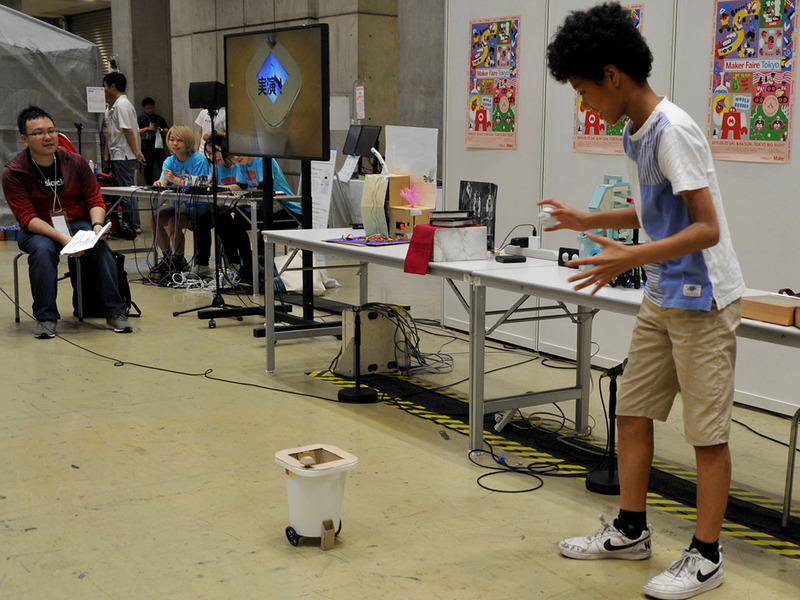 身体をはるデモンストレーション、動く「狙え！ゴミ箱」の様子