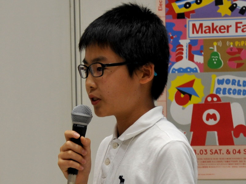 プレゼンテーションをする「マンモス屋ひかる」さんと、デモのお手伝いをする妹さん