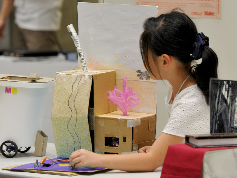 プレゼンテーションをする「マンモス屋ひかる」さんと、デモのお手伝いをする妹さん