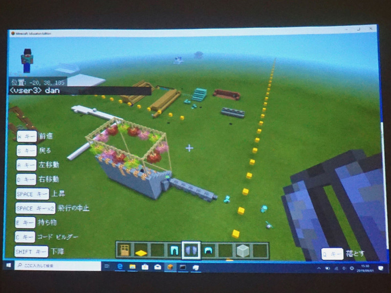 阿波おどりの演舞場を手動で作る子もいれば、プログラミングで作成する子もいて、それぞれが自分なりに考えながら共同作業に取り組む