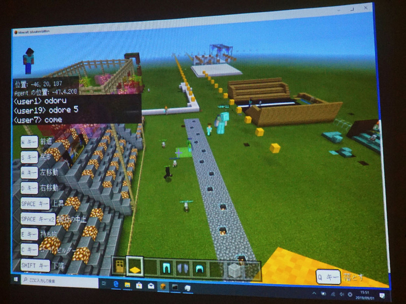 阿波おどりの演舞場を手動で作る子もいれば、プログラミングで作成する子もいて、それぞれが自分なりに考えながら共同作業に取り組む