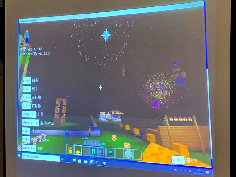 お祭りの雰囲気を盛り上げるべく、花火を打ち上げてくれた子どももいた