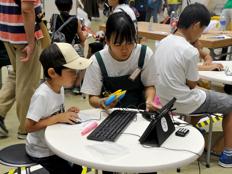 今年も賑わいを見せる「子どもプログラミング喫茶」の様子