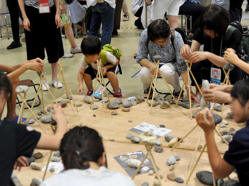 大人も子どもも石を積んでいる……いったいこれは何？