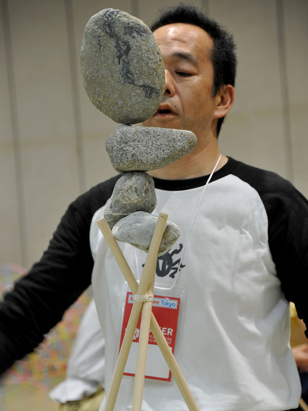 石花のデモンストレーションの様子、本当に石をここまで積んでいく