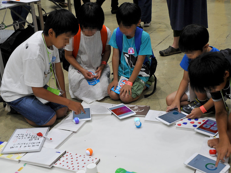 小さくて可愛いSphero miniを使い、アクティビティを楽しむ子どもたち