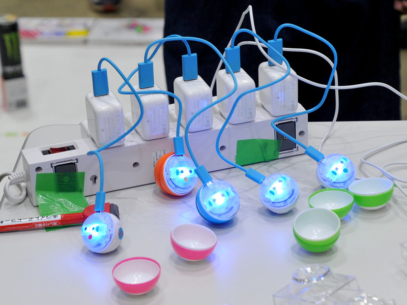 小さくて可愛いSphero miniを使い、アクティビティを楽しむ子どもたち