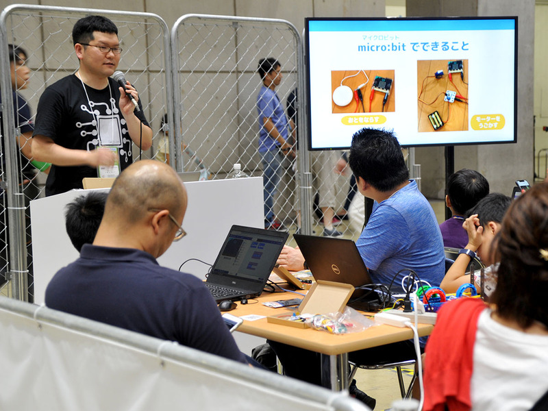 micro:bitワークショップ、大人も真剣に耳を傾ける