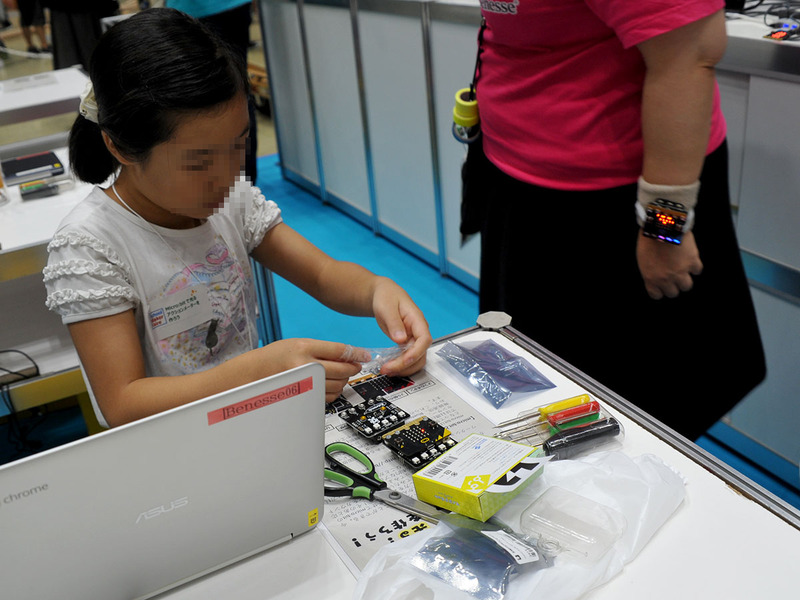 micro:bitワークショップ、大人も真剣に耳を傾ける