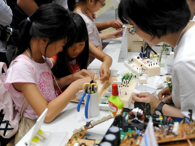 なにか可愛いものを作ってるなーと思ったら、使っているのはコンデンサーだった！