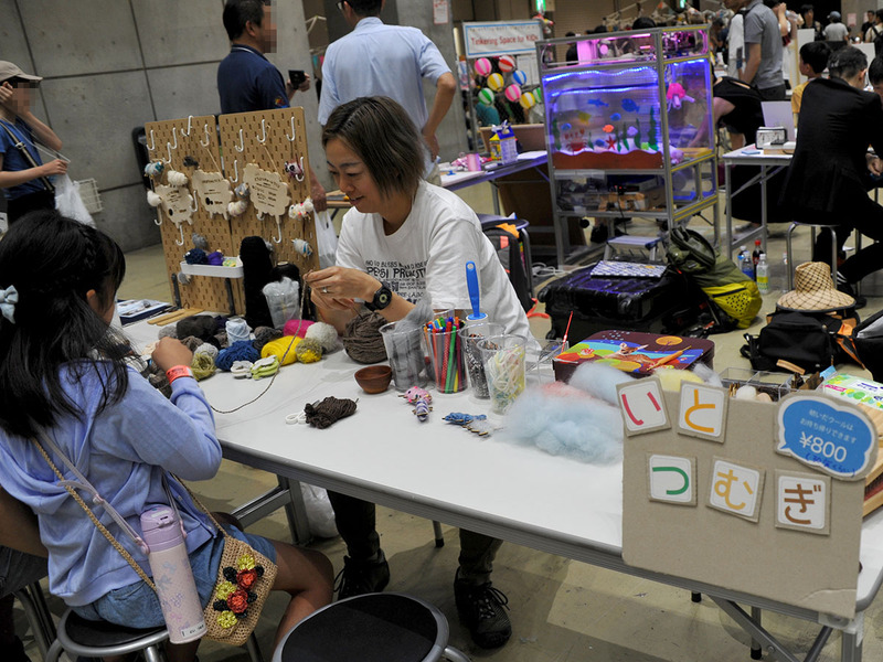 ディープな世界が続く中でほっこりした糸紡ぎやアクセサリー作り