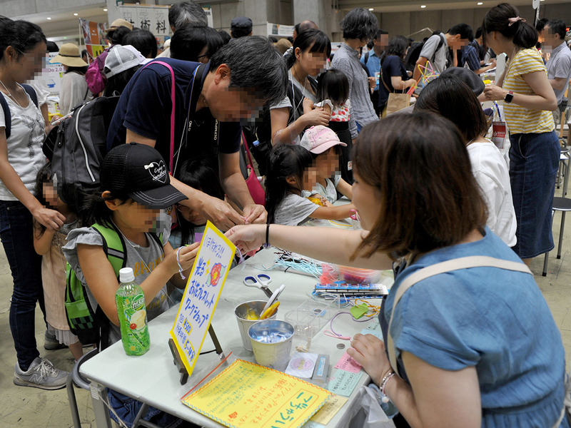 ディープな世界が続く中でほっこりした糸紡ぎやアクセサリー作り