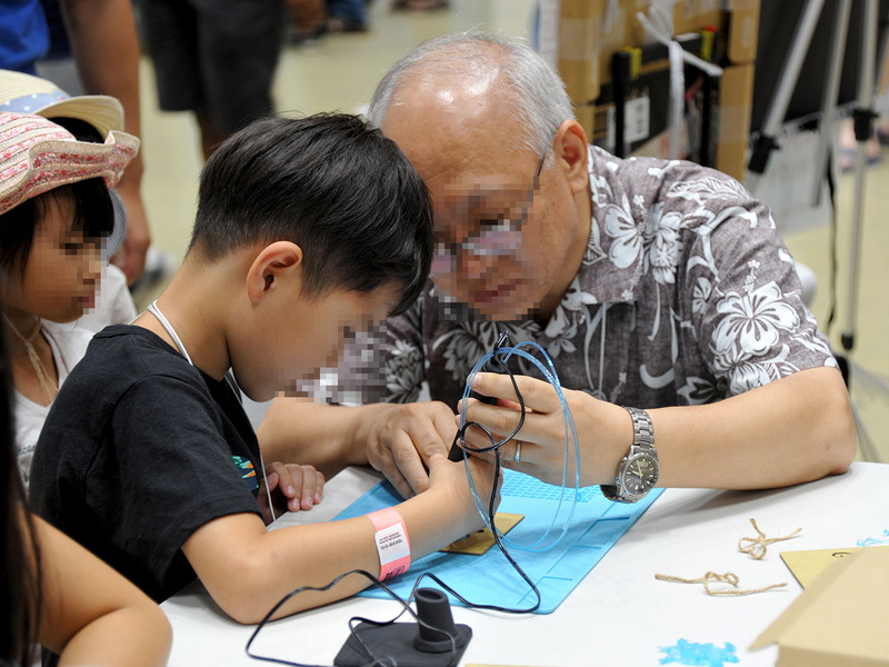 自由にMakeに取り組み遊ぶ子どもたち