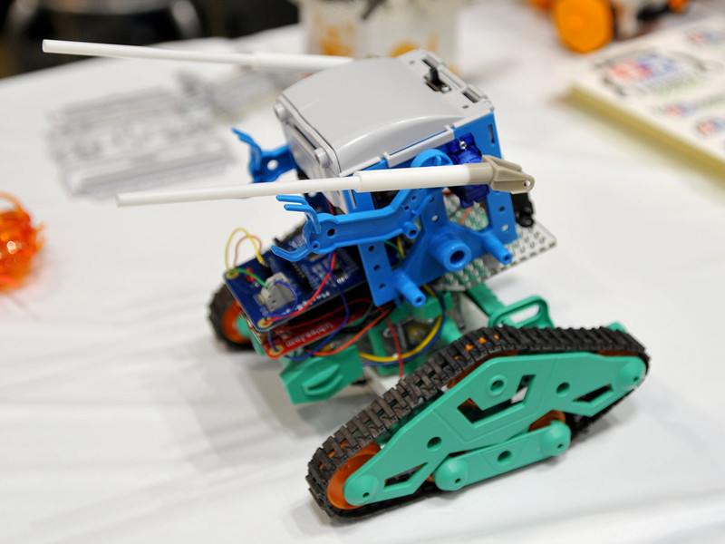 タミヤの中の人が自由に作った、どこかで見たような気もするロボットと、頭脳を搭載したいろいろな工作シリーズ