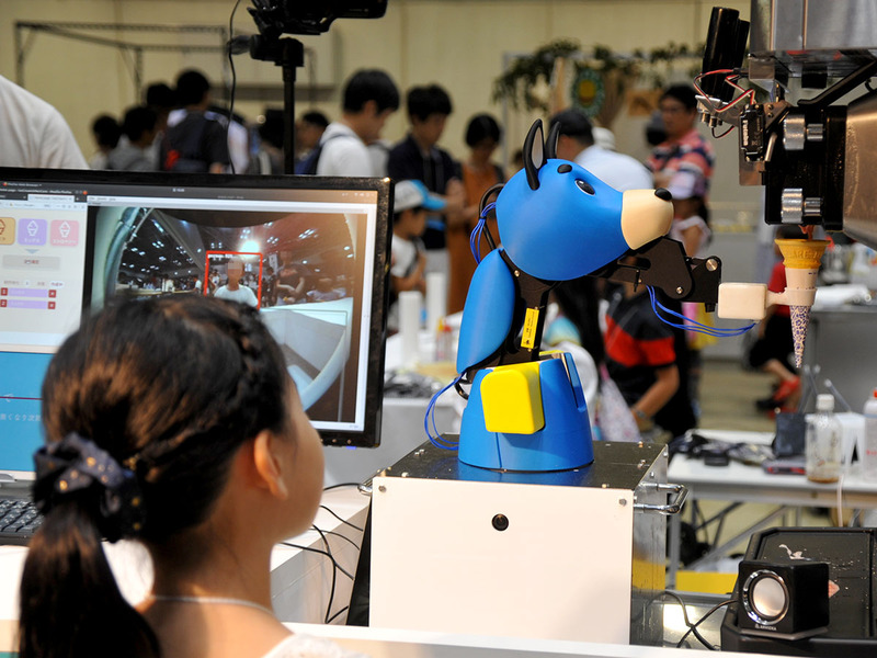 ソフトクリーム作りに興味津々の様子