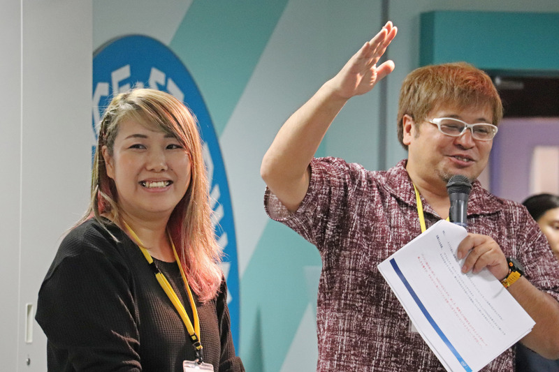 YouTuberグループ「あしあと」の「朱梨（しゅり）」さん（左）と「豆腐」さん（右）も、そのままステージ上で子どもたちと同じステップで一緒に自作にチャレンジした