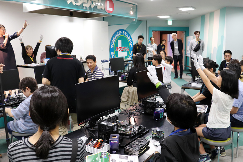 部品や道具はもちろん本物！しっかり静電気防止手袋をはめて作業を開始