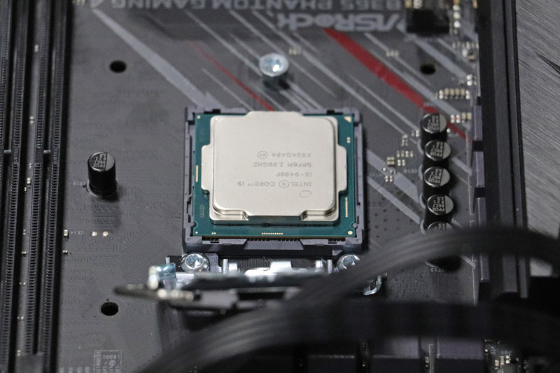 方向を合わせてCPUソケットにCPUを乗せる