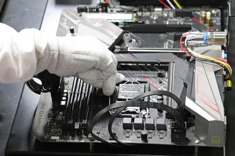 CPUソケットのレバーを戻してCPUを固定