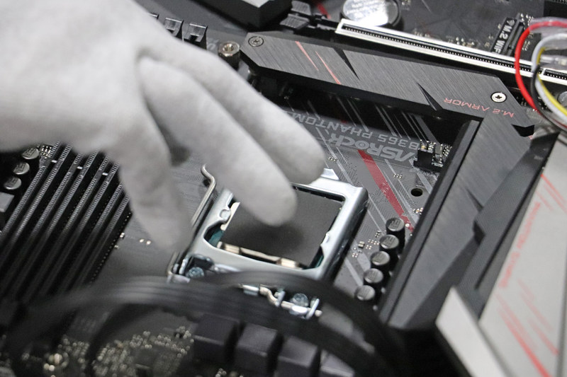 グリス代わりの「サーマルパッド」をCPUの上に置く