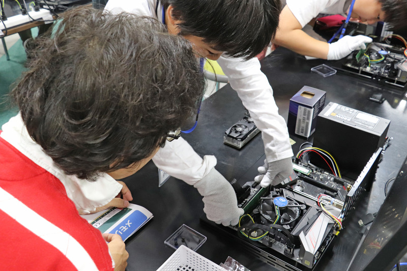 メモリースロットにメモリーを差し込む