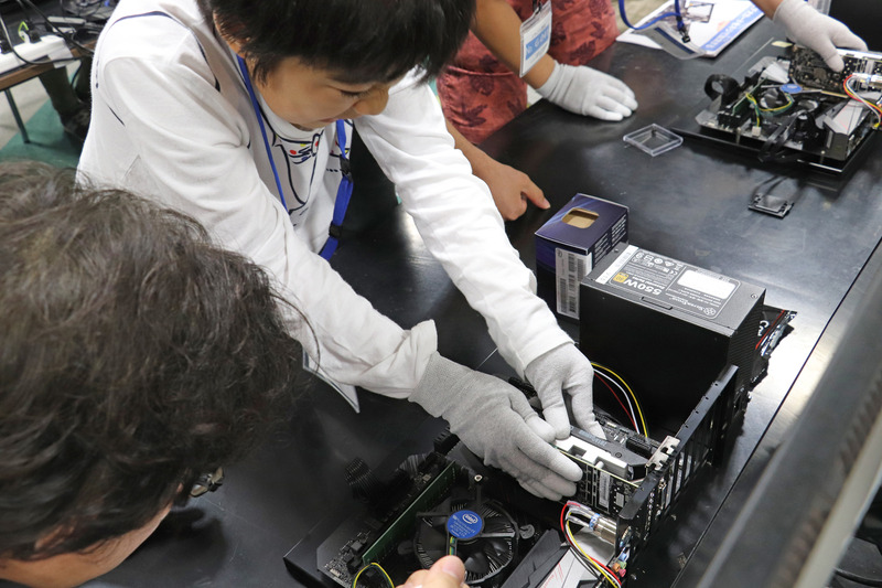 ビデオカードをマザーボードに挿す