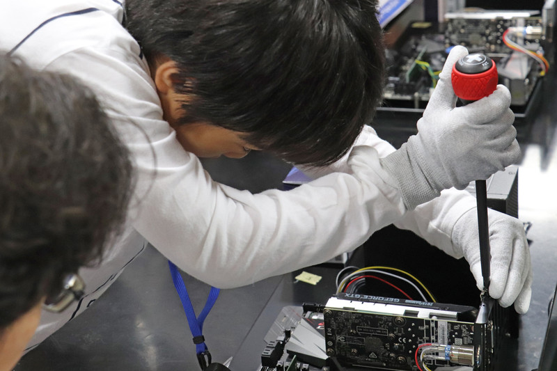 ビデオカードをネジとドライバーでパソコン自作台に固定