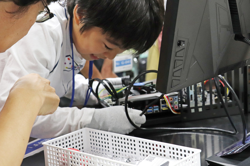 電源ケーブルを電源ユニットに、HDMIケーブルをビデオカードに接続