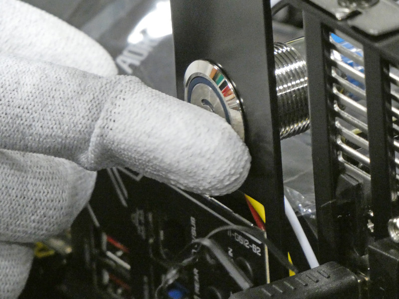 緊張の電源ON！無事に起動すると「おお～！」という歓声が上がっていた