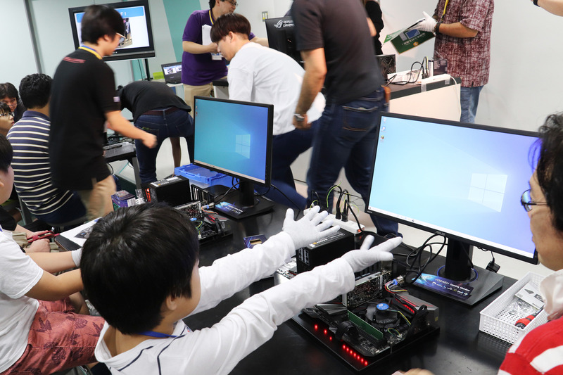 自分で作ったパソコンが実際に起動して、子どもたちもとてもうれしそうだ