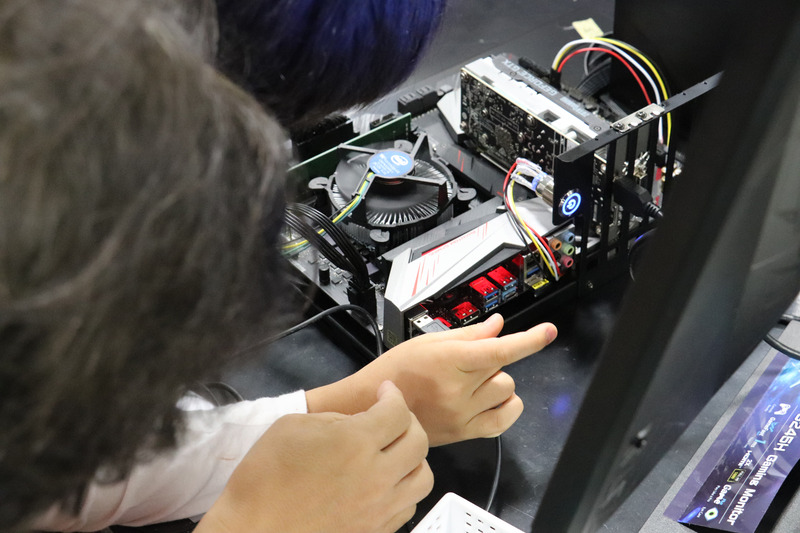 キーボードとマウスをマザーボードに接続して完了