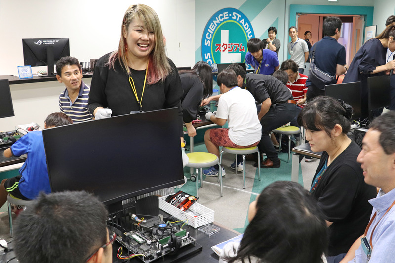 あしあとの朱梨さん・豆腐さんも会場の子どもたちに質問しながら回っていた