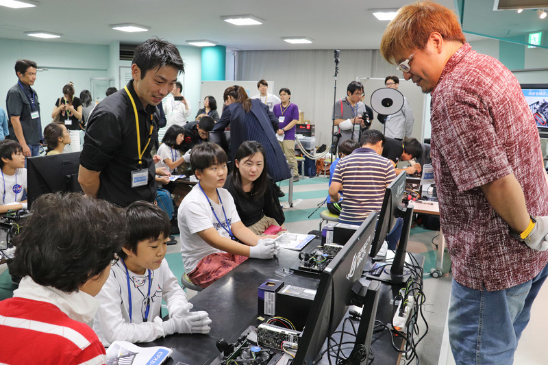 あしあとの朱梨さん・豆腐さんも会場の子どもたちに質問しながら回っていた