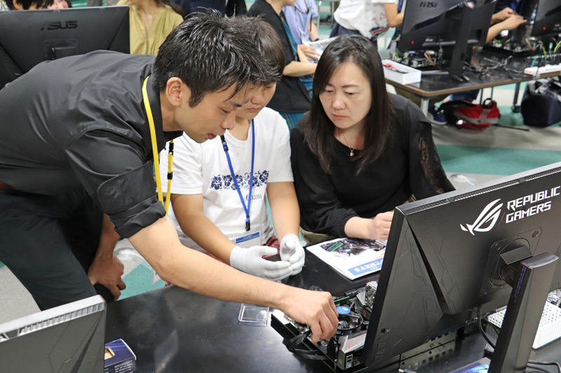 各パーツメーカーの技術者が作業をフォローするという手厚いサポート体制