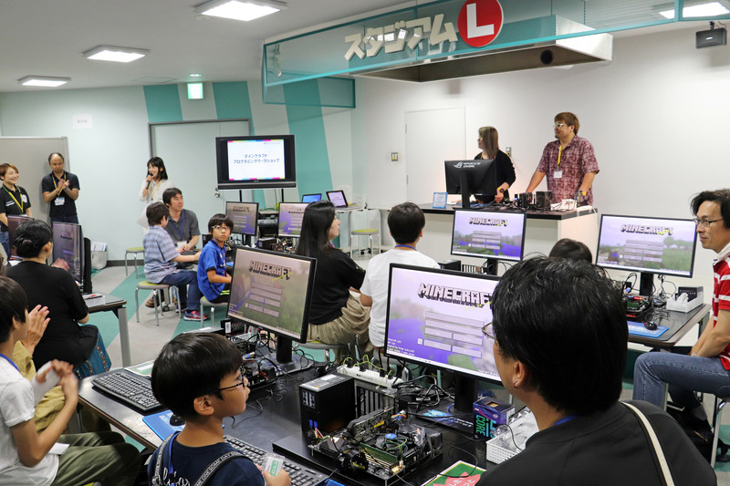 休憩を挟んでのマイクラプログラミング体験はあっこ先生が担当