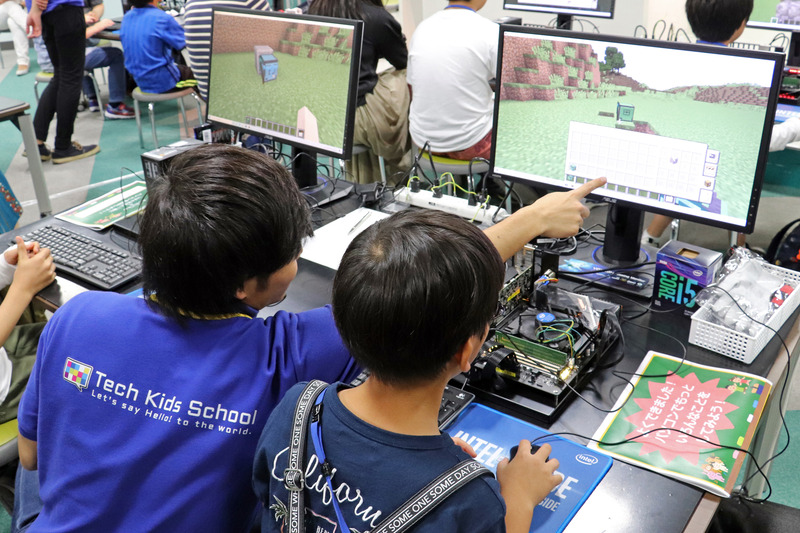 プログラミングのパートは「Tech Kids School」のスタッフが補助
